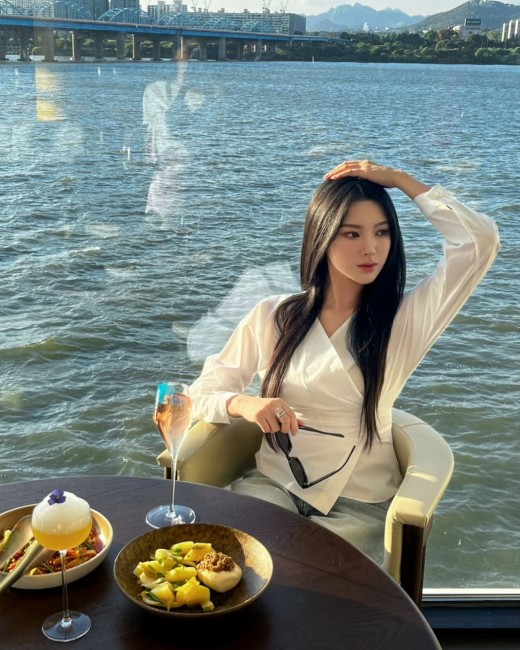 글로니 오프 핀턱 블라우스 