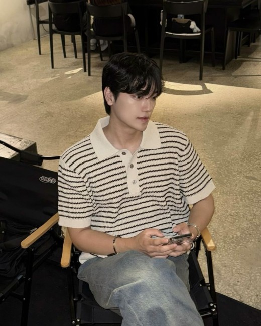 브릿 부클 스트라이프 카라 니트 